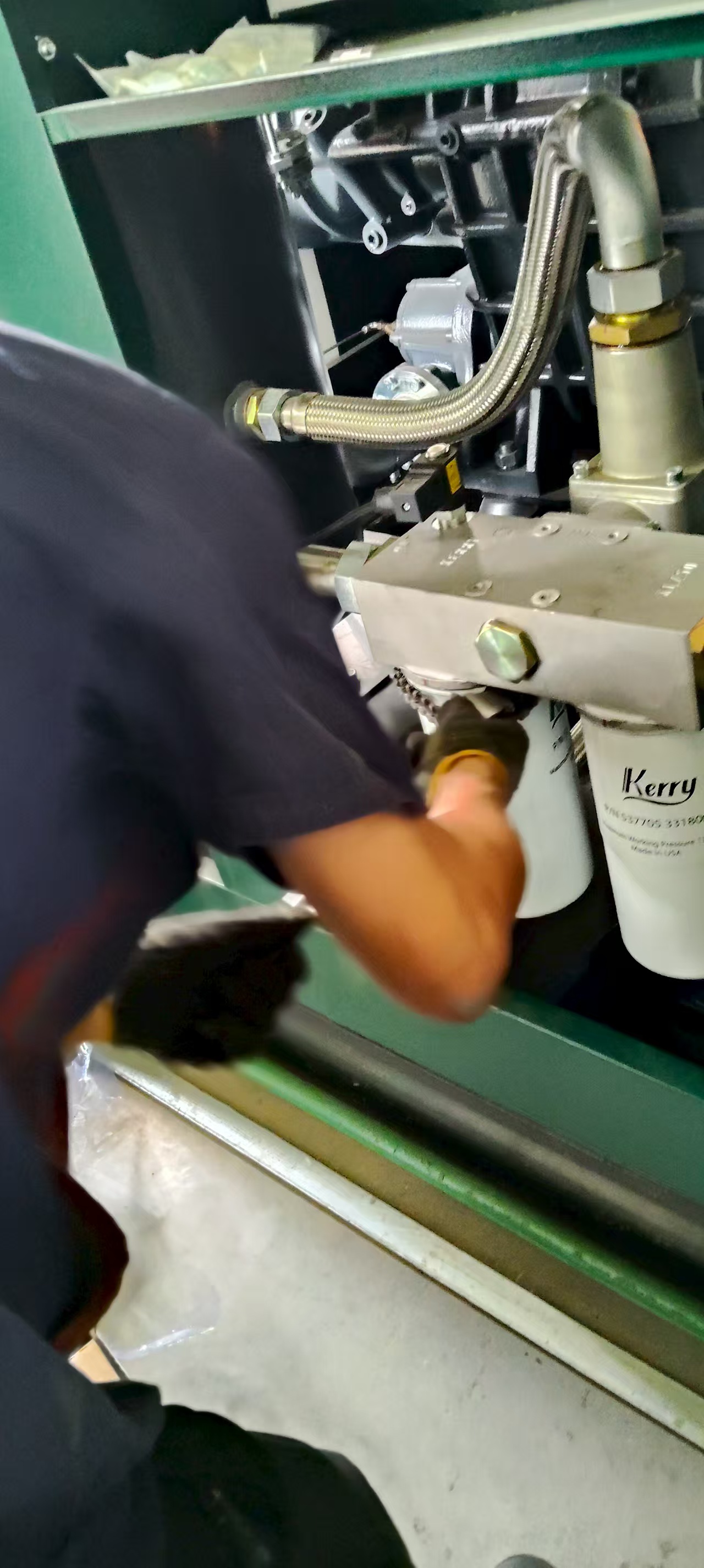 三明某環(huán)保廠，空壓機(jī)更換機(jī)油過(guò)濾器和濾芯