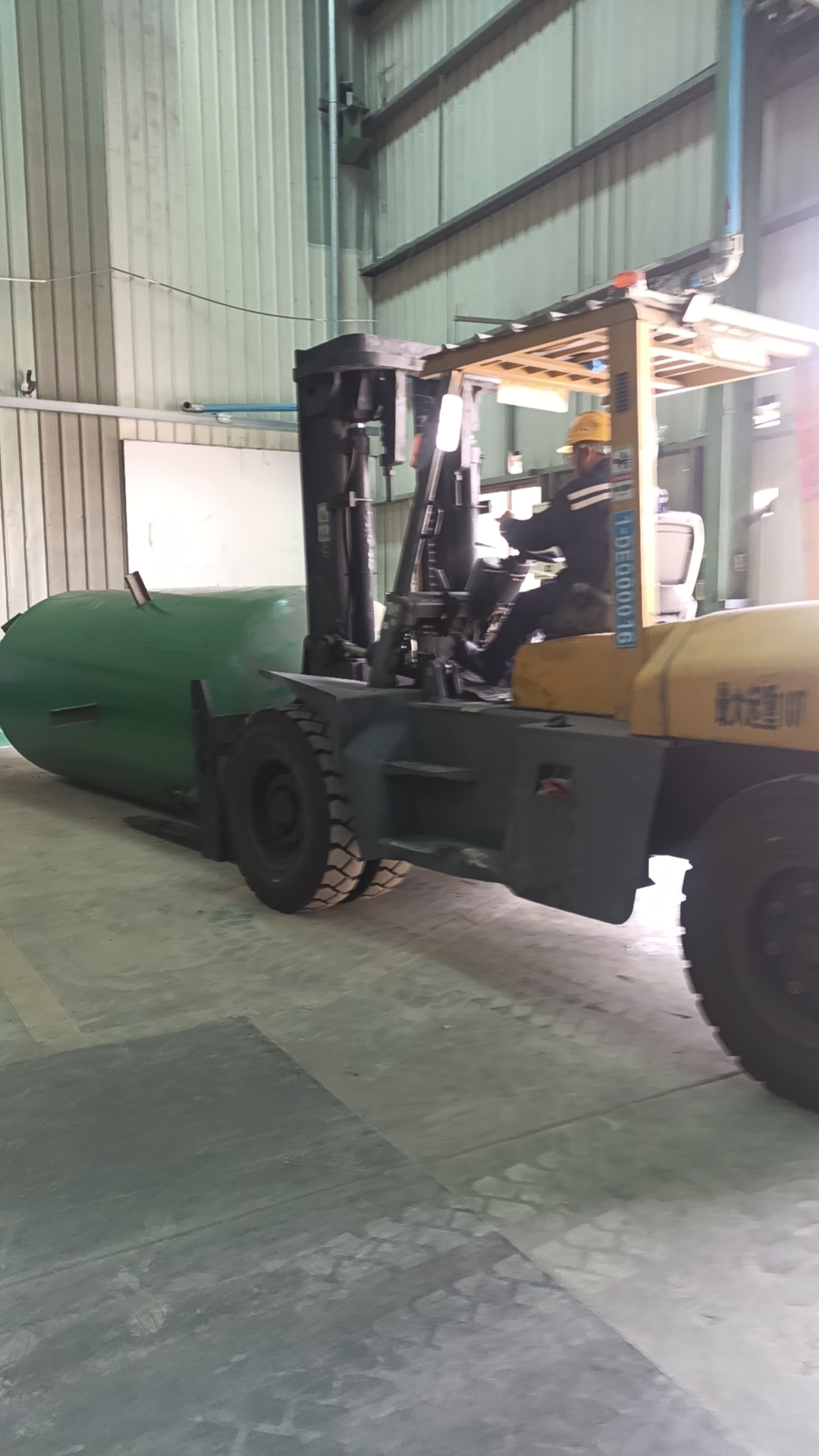 福建省某鋼材廠儲(chǔ)氣罐到期更換(圖3)